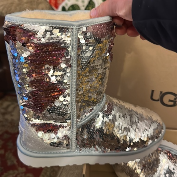 UGGS - Picture 4 of 4